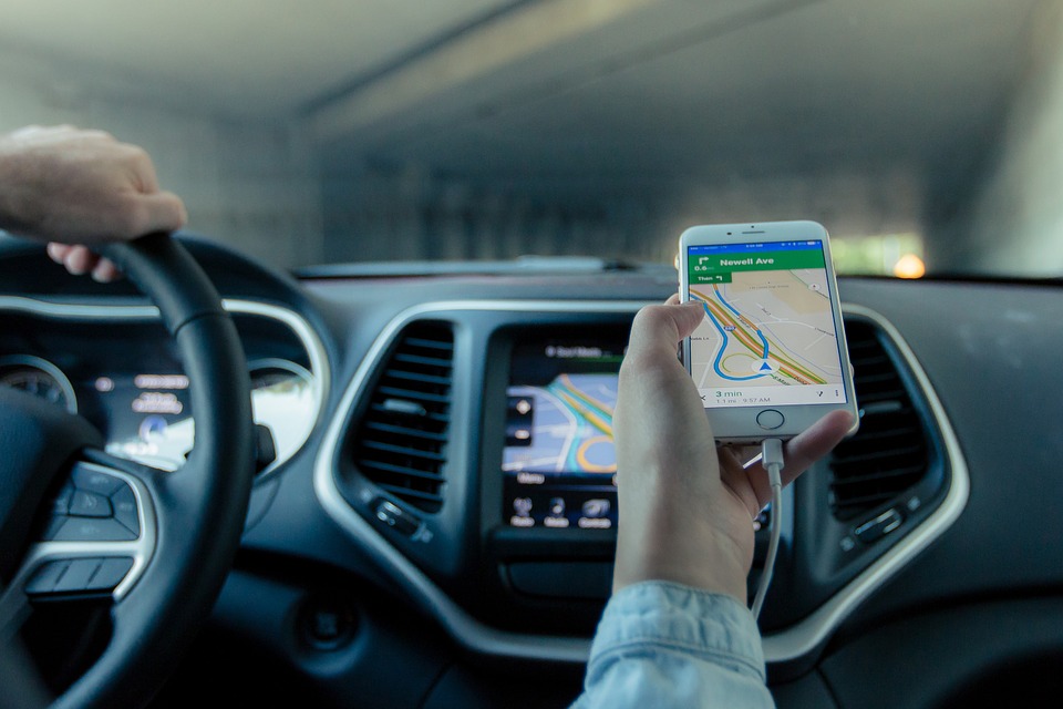 Is It Better To Use A GPS With A Back Up Camera Or a Smartphone During Long Road Trips?